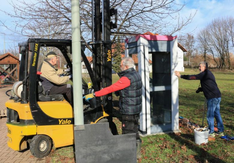 Telefonzelle wird aufgestellt