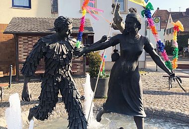 Ukraine-Fahne am Hanselfingerhut-Brunnen